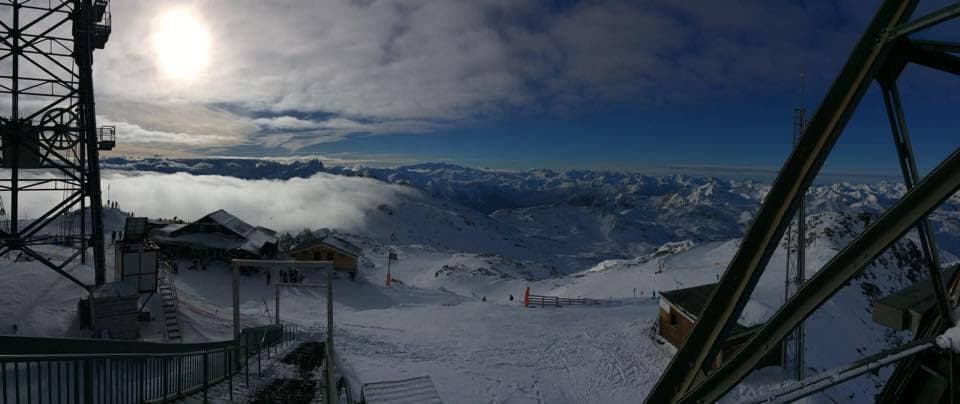 Où skier en avril ? Stations ouvertes, enneigement et bons plans