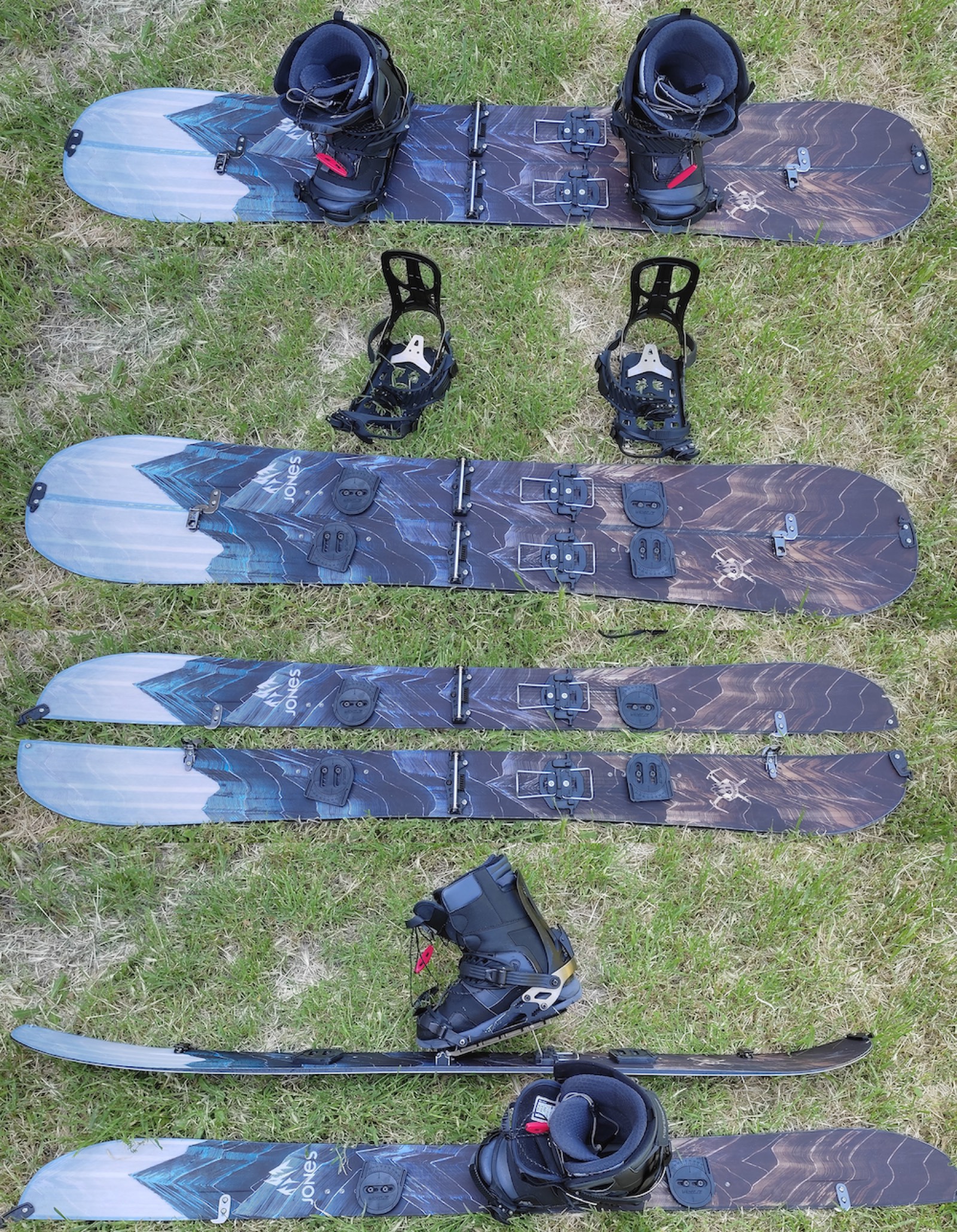 Splitboard assemblé et séparé en mode rando — boots, fixations et planche